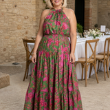 Halter-Midi-Kleid mit pinken Blumenprints auf grünem Stoff, tailliert, ärmellos