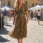 Midi-Kleid mit Taillengürtel und lila Blüten auf olivfarbenem Stoff