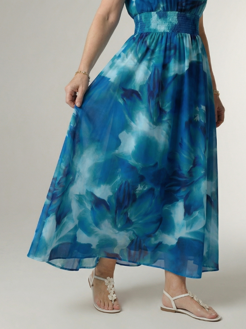 Blaues Halter-Midi-Kleid, geraffter Taillenbund und weiter Rock mit Wolkenprint