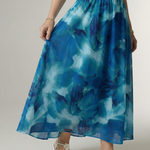 Blaues Halter-Midi-Kleid, geraffter Taillenbund und weiter Rock mit Wolkenprint