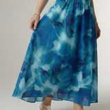 Blaues Halter-Midi-Kleid, geraffter Taillenbund und weiter Rock mit Wolkenprint