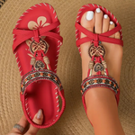Boho-Sandalen rot, vorn offene Zehen, Riemen mit Anhängern und Ziernähte, flach