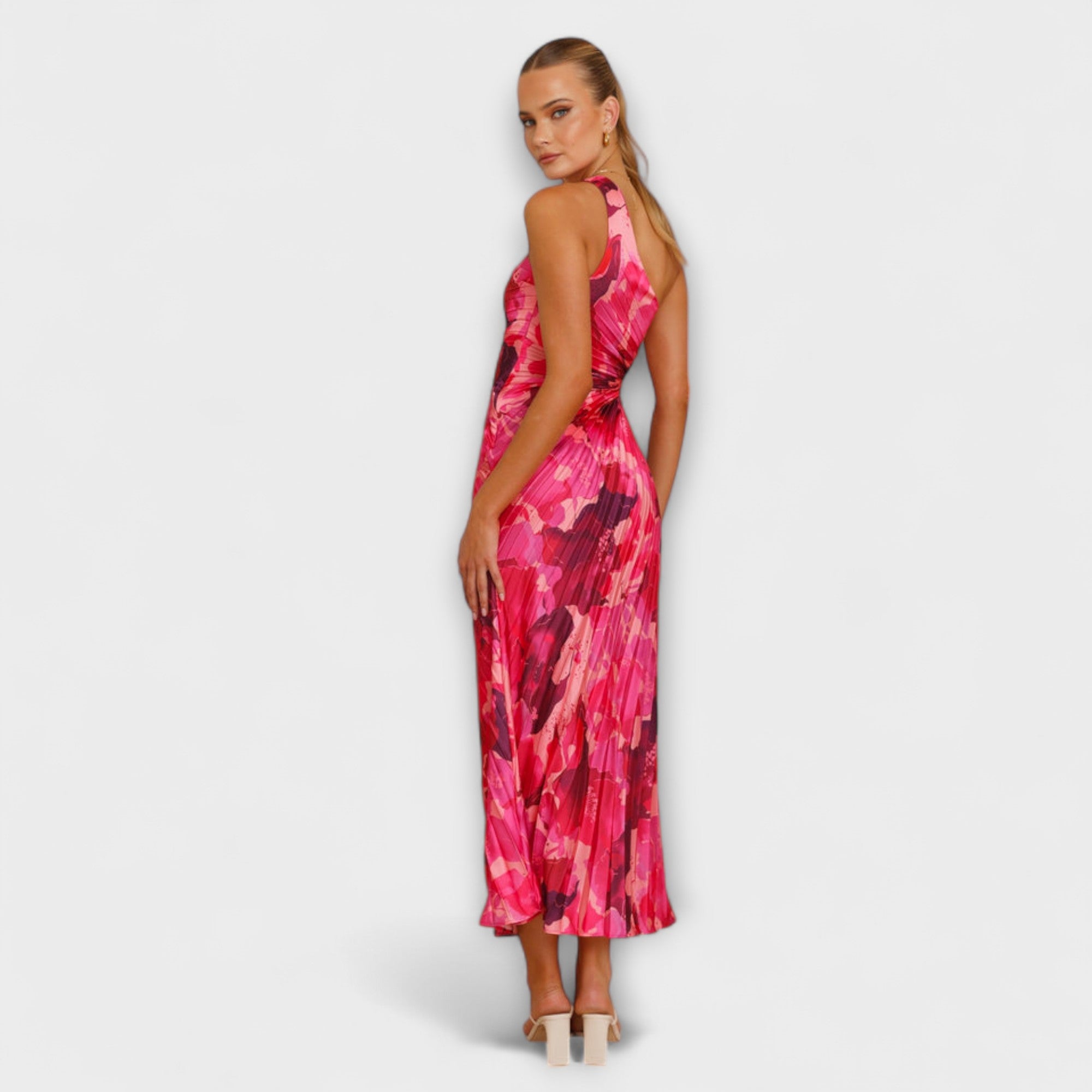 Seitenansicht: Rosaes Maxikleid mit Cut-out am Taillenbereich und langer Rockpartie