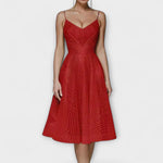Rotes Midikleid mit Trägern, V-Ausschnitt und Stickereimuster in Linienoptik