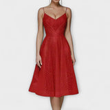 Rotes Midikleid mit Trägern, V-Ausschnitt und Stickereimuster in Linienoptik