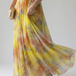 Maxi-Wickelkleid mit gelb-blauem Farbverlauf, schwingendem Rock und transparenten Bahnen