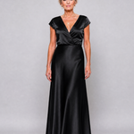 Schwarzes Maxikleid mit Wickeloberteil und kurzen Ärmeln, glänzendem V-Ausschnitt