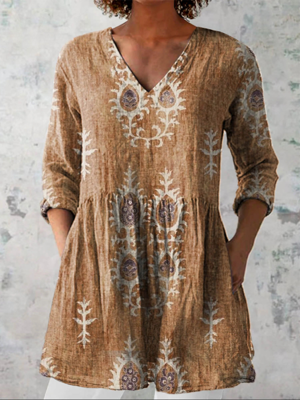 Lange Leinenbluse in Beige mit V-Ausschnitt, 3/4 Ärmeln und floralem Blockdruck