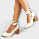 Weiße Pumps mit klobigem Absatz und Knöchelriemen mit Schnallen