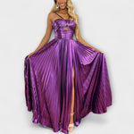 Lila Maxikleid mit Metallic-Stoff, ärmelloser Träger und weiter Rock mit Schlitz