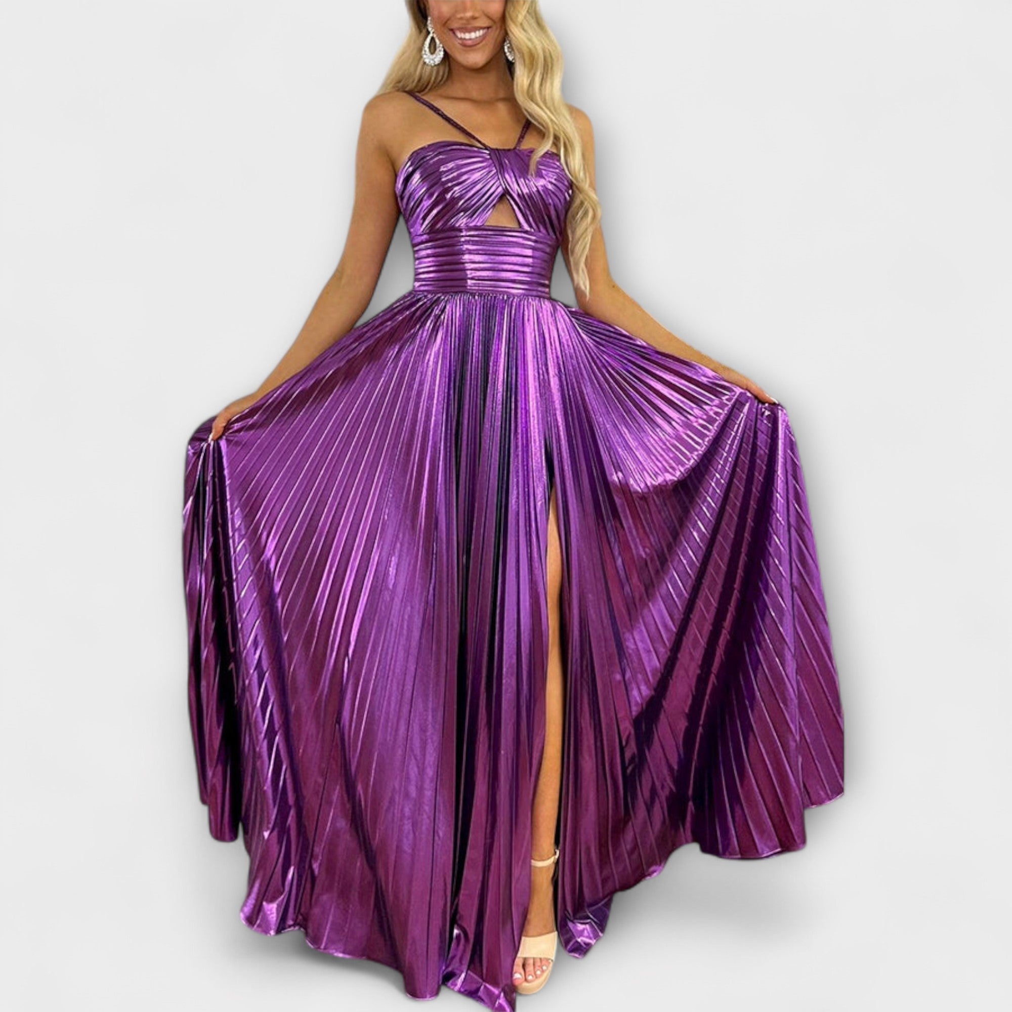 Lila Maxikleid mit Metallic-Stoff, ärmelloser Träger und weiter Rock mit Schlitz