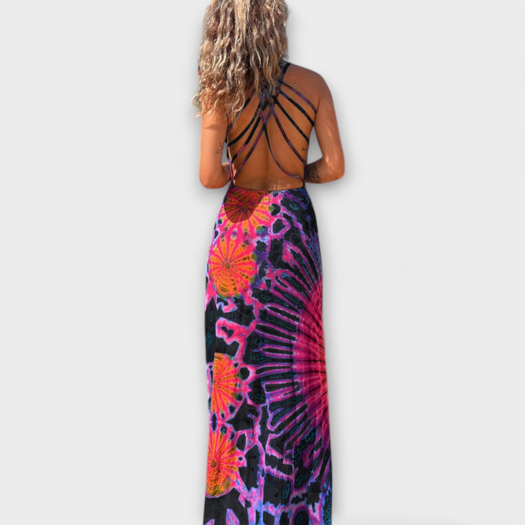 Rückenansicht: langes Maxikleid mit offenem Rücken und Riemchen, Tie-Dye in Pink und Blau