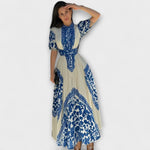 Delilah Vintage-inspiriertes Kleid, cremefarben mit blauem Muster, geschürzte Taille