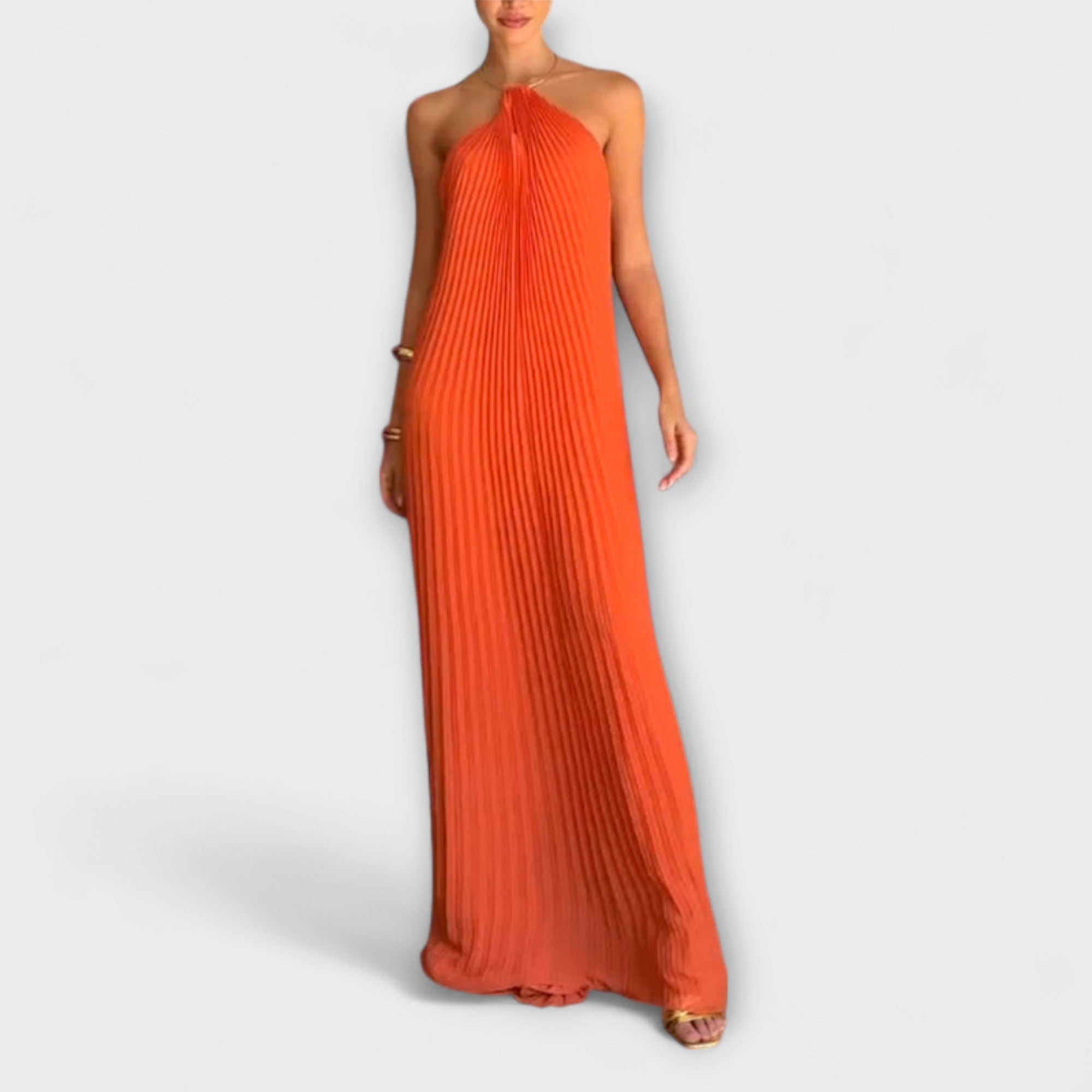 Oranges Plisseekleid mit schmalen Trägern und drapiertem Plissee-Ausschnitt.