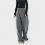 Asymmetrische Hose in Grau mit weitem Bein, Knopfverschluss am Bund, seitliche Drapierung.