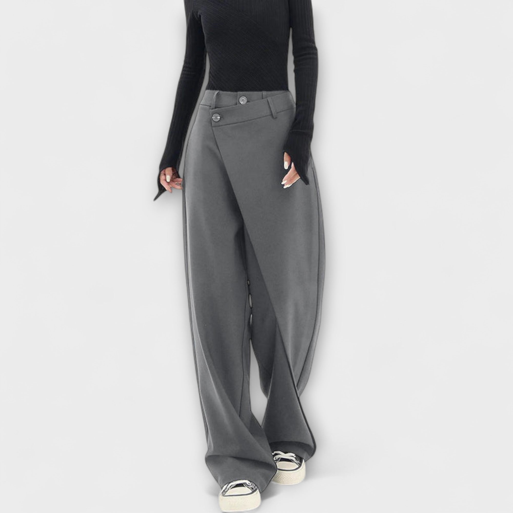 Asymmetrische Hose in Grau mit weitem Bein, Knopfverschluss am Bund, seitliche Drapierung.