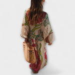 Maxikleid mit langen, weiten Ärmeln und seitlichem Schlitz, bunt gemustert