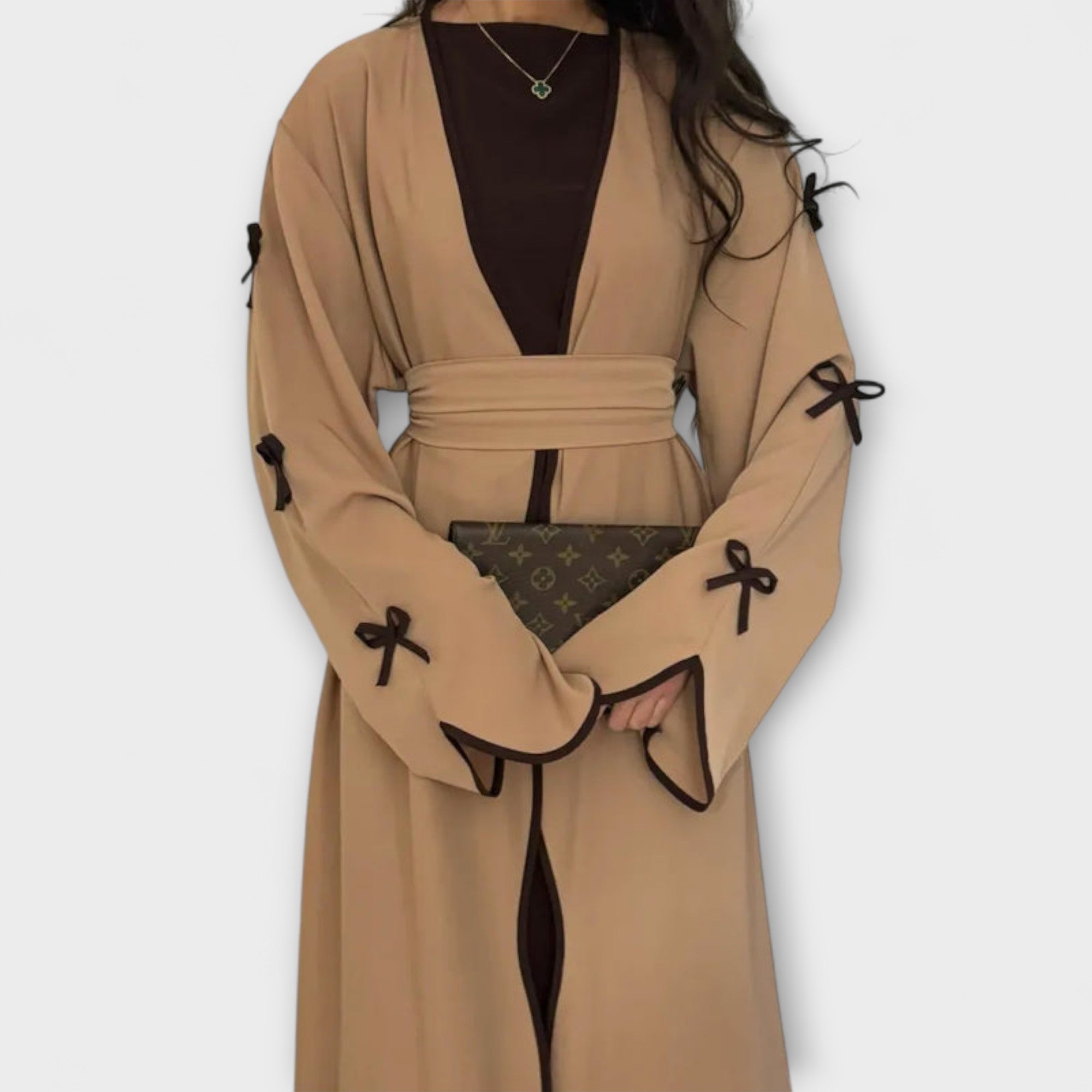 Cardigan-Kleid Duo in Beige/Camel mit Schleifenverzierung, V-Ausschnitt und Taillengürtel