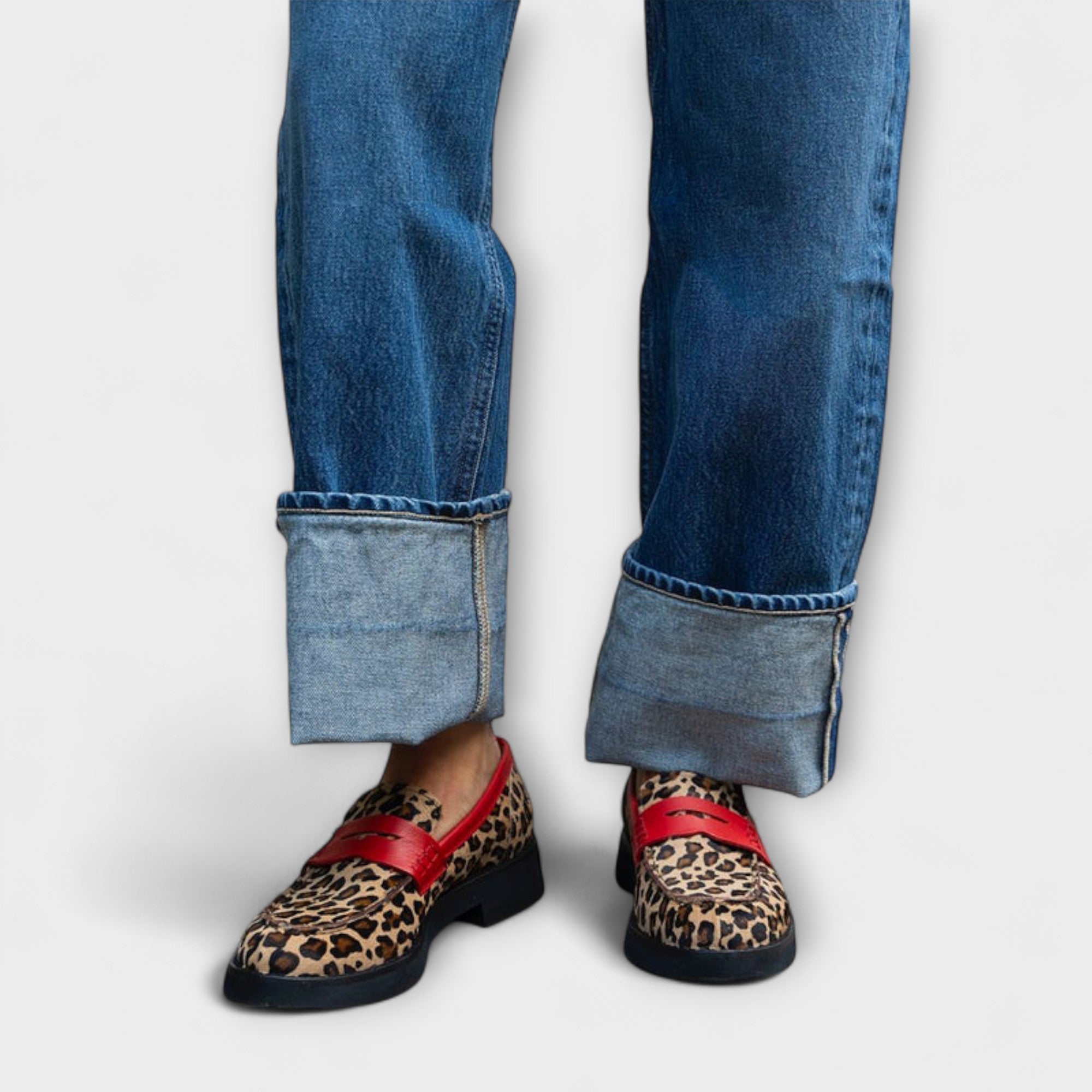Damenschuhe mit Leopardenmuster, runden Zehen und roten Akzenten