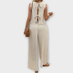 Apricotfarbene Weste mit Schleife hinten und weiter langer Hose