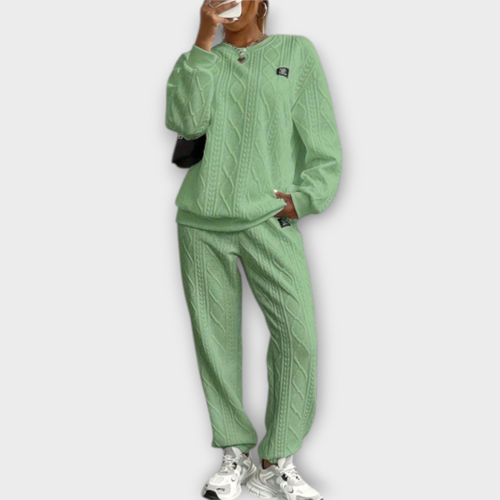 Grünes Set mit Zopfmuster: Sweatshirt und weite Jogginghose.