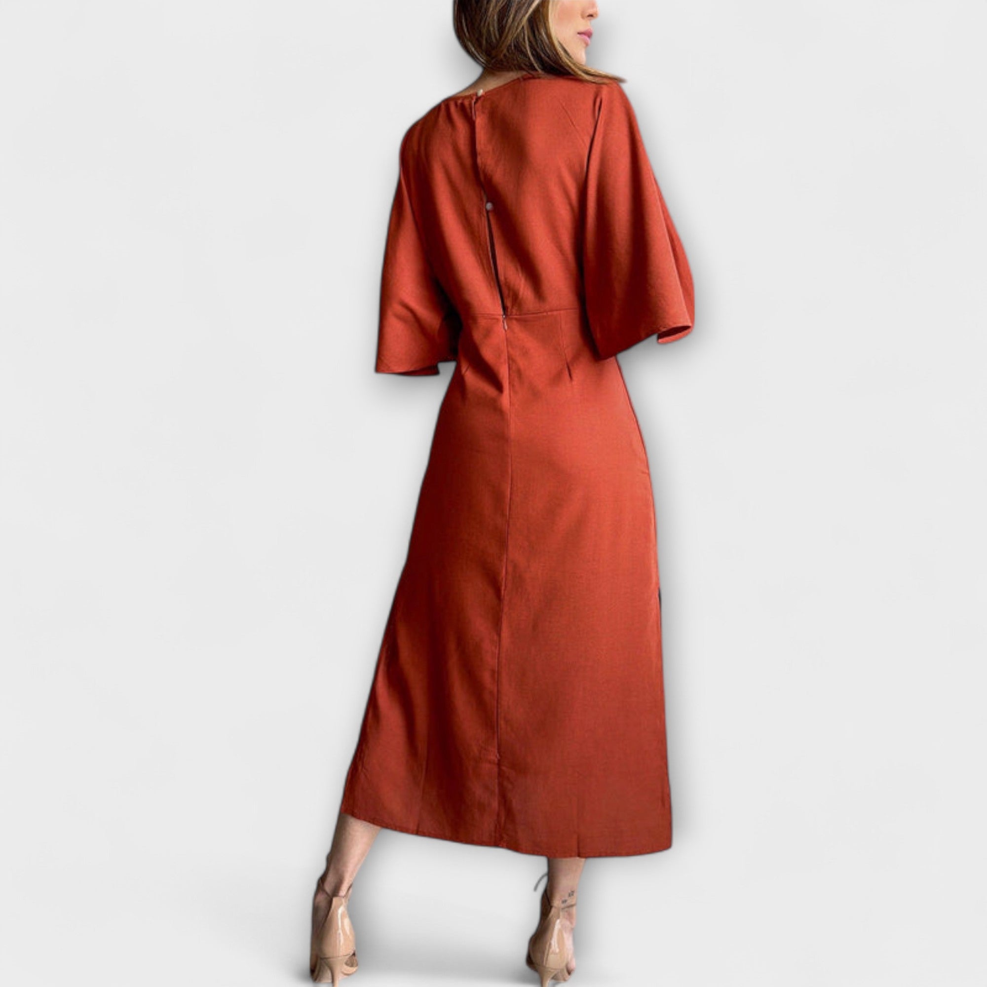Rostbraunes Midikleid, Rückansicht mit Bindegürtel und halben Ärmeln