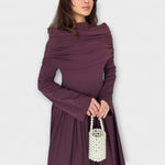 Weinrotes Plissee-Kleid mit hohem drapiertem Kragen und Faltenrock, lange Ärmel