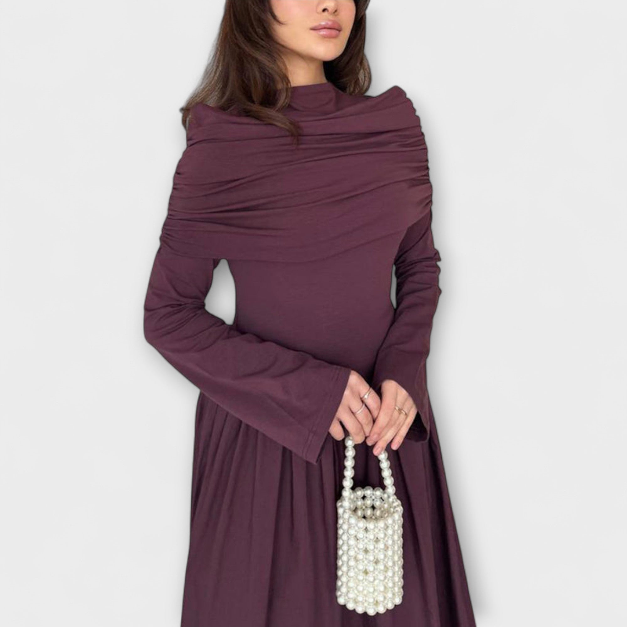 Weinrotes Plissee-Kleid mit hohem drapiertem Kragen und Faltenrock, lange Ärmel