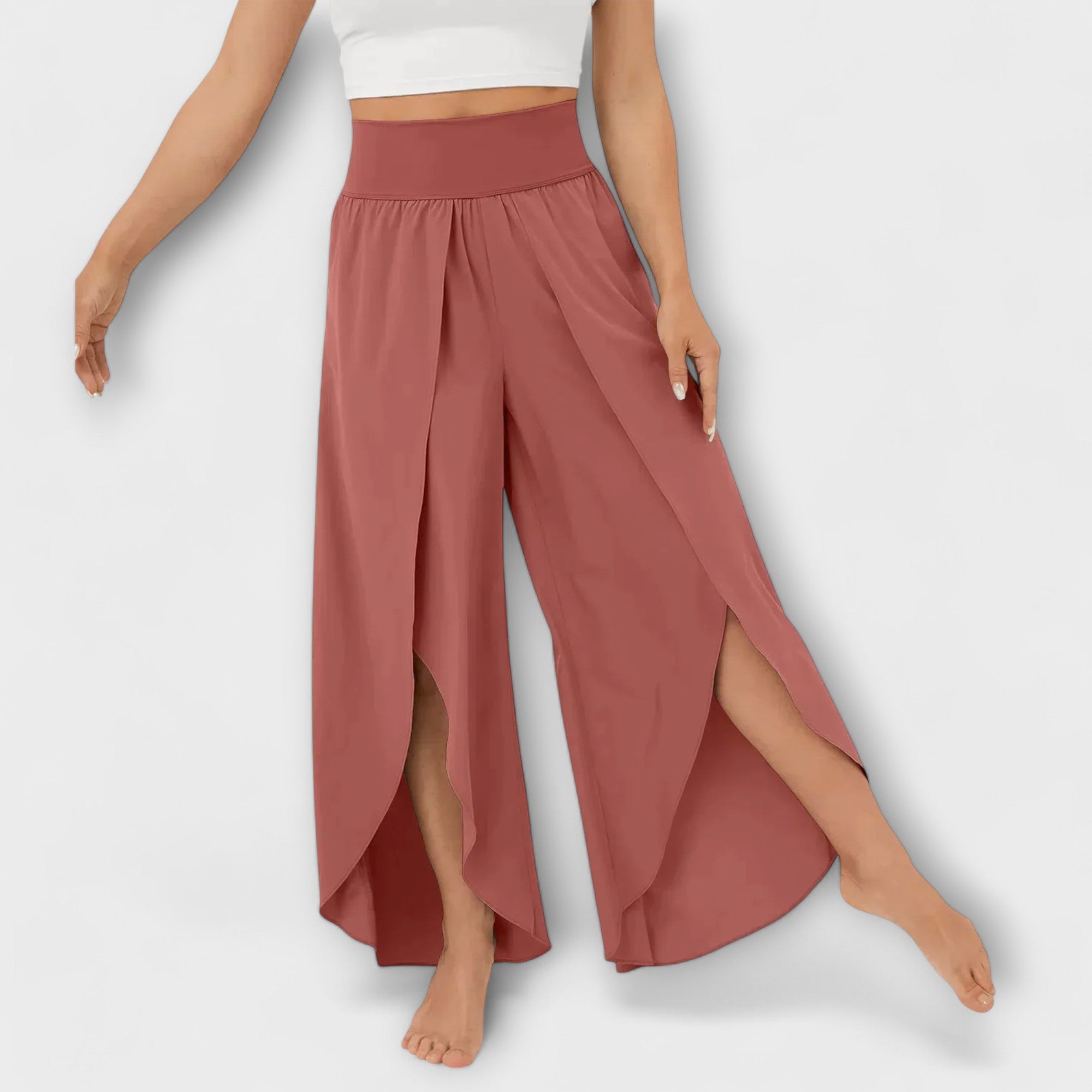 Damenhose in Rostrosa mit elastischem Bund, weit fallendem Bein und seitlichem Schlitz