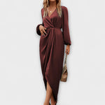 Schokoladenfarbenes Wickelkleid mit V-Ausschnitt, Bindegürtel und asymmetrischem Wickelsaum