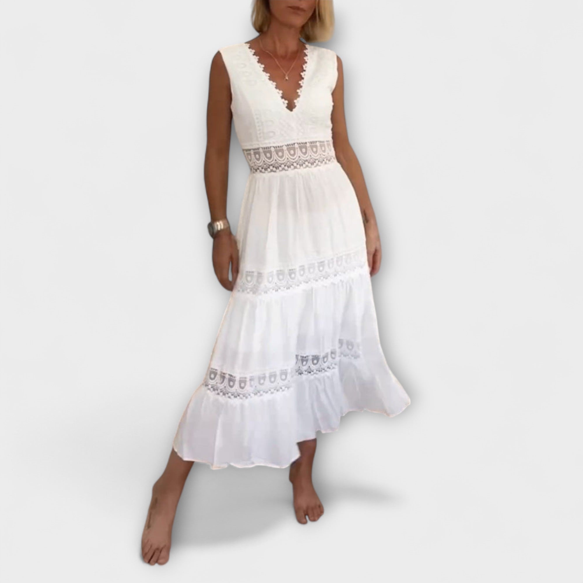 Weißes Spitzenkleid mit V-Ausschnitt, ärmellos, gestufter Rock