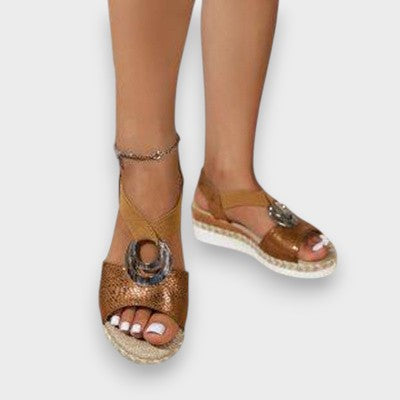 Bequeme Sandalen mit offenen Zehen, braunes Obermaterial mit Schnalle, Plateau-Sohle