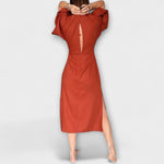Rostbraunes Midikleid mit V-Ausschnitt, Bindegürtel und seitlichem Schlitz
