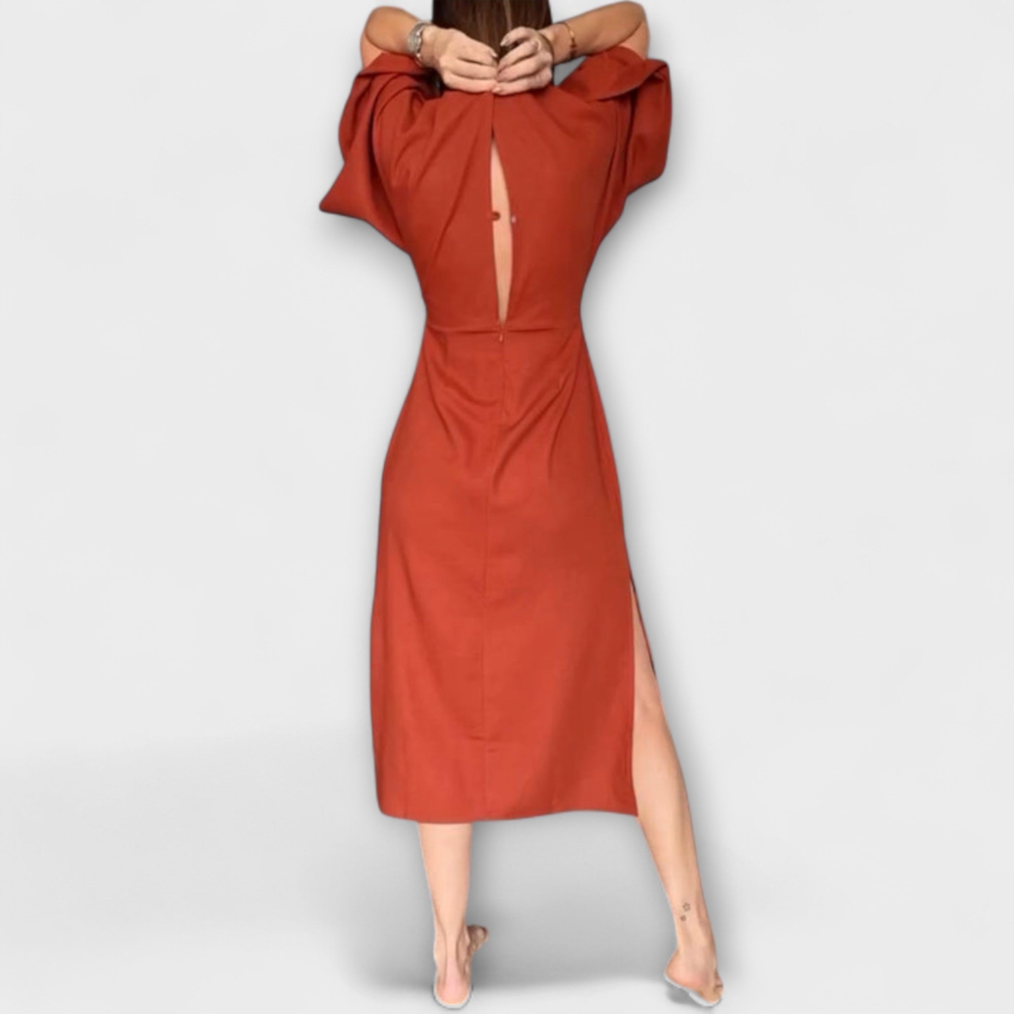 Rostbraunes Midikleid mit V-Ausschnitt, Bindegürtel und seitlichem Schlitz