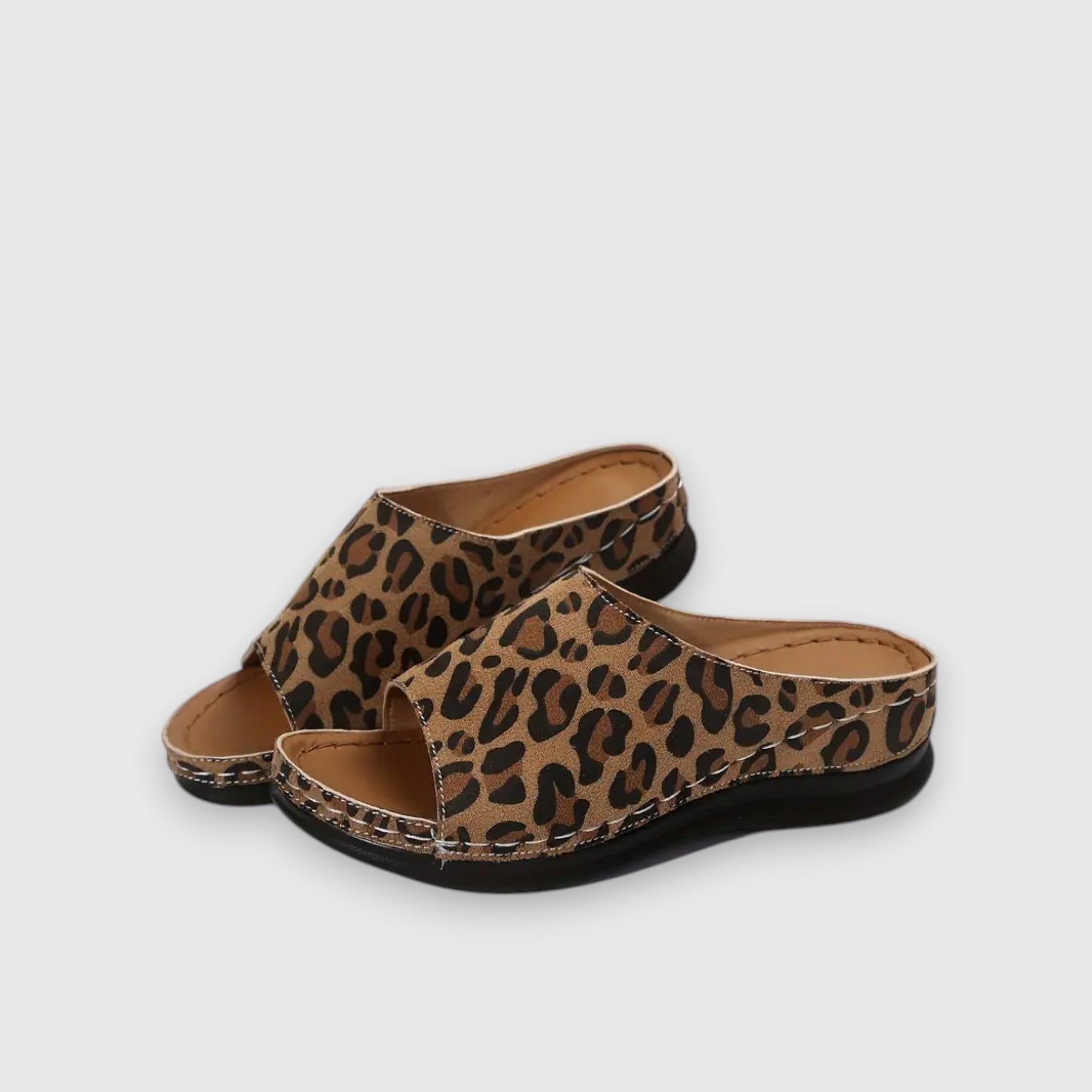 Leoparden-Sandalen mit offenen Zehen, breitem Riemen und schwarzer Sohle