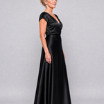 Schwarzes Maxikleid mit Wickeloberteil, kurzen Ärmeln und V-Ausschnitt; Seitenansicht