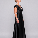 Schwarzes Maxikleid mit Wickeloberteil, kurzen Ärmeln und V-Ausschnitt; Seitenansicht