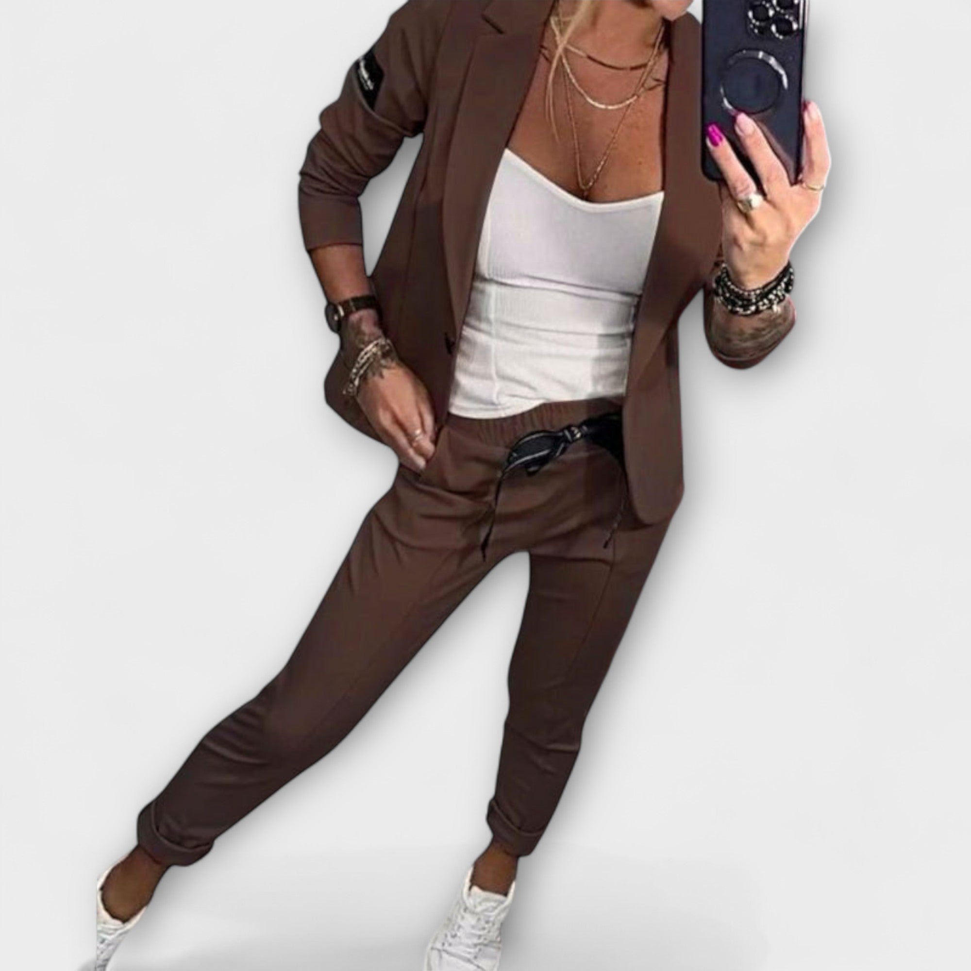 Koordiniertes Set: braune Jacke und Hose mit weißem Top, mit Gürtel-Detail