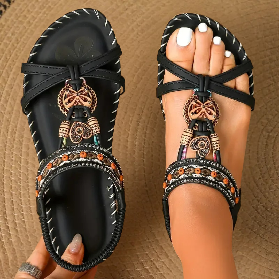 Boho-Sandalen schwarz, verstellbarer Knöchelriemen mit Anhängern, offene Zehen, flach