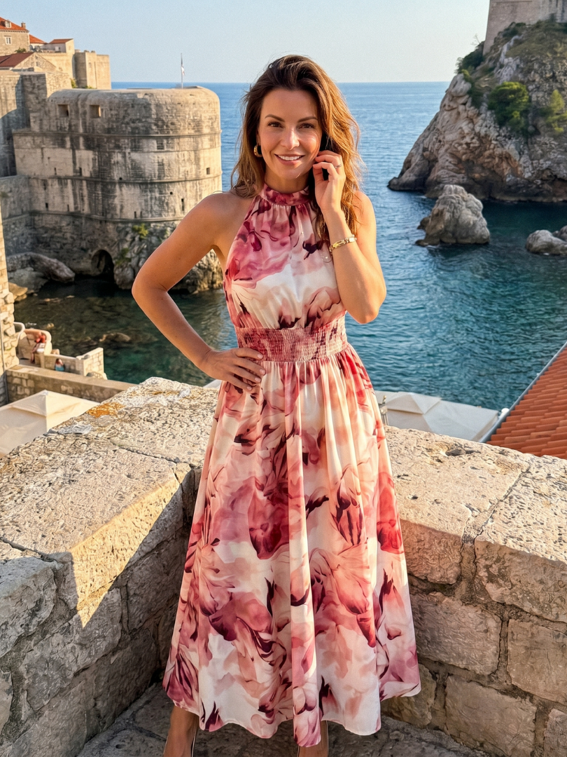 Rosafarbenes Midi-Kleid mit geraffter Taille und abstraktem Druck, ärmellos, hoher Hals