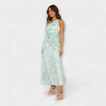Hellblaues Maxikleid mit Cut-out und geraffter Taille, langer fließender Rock