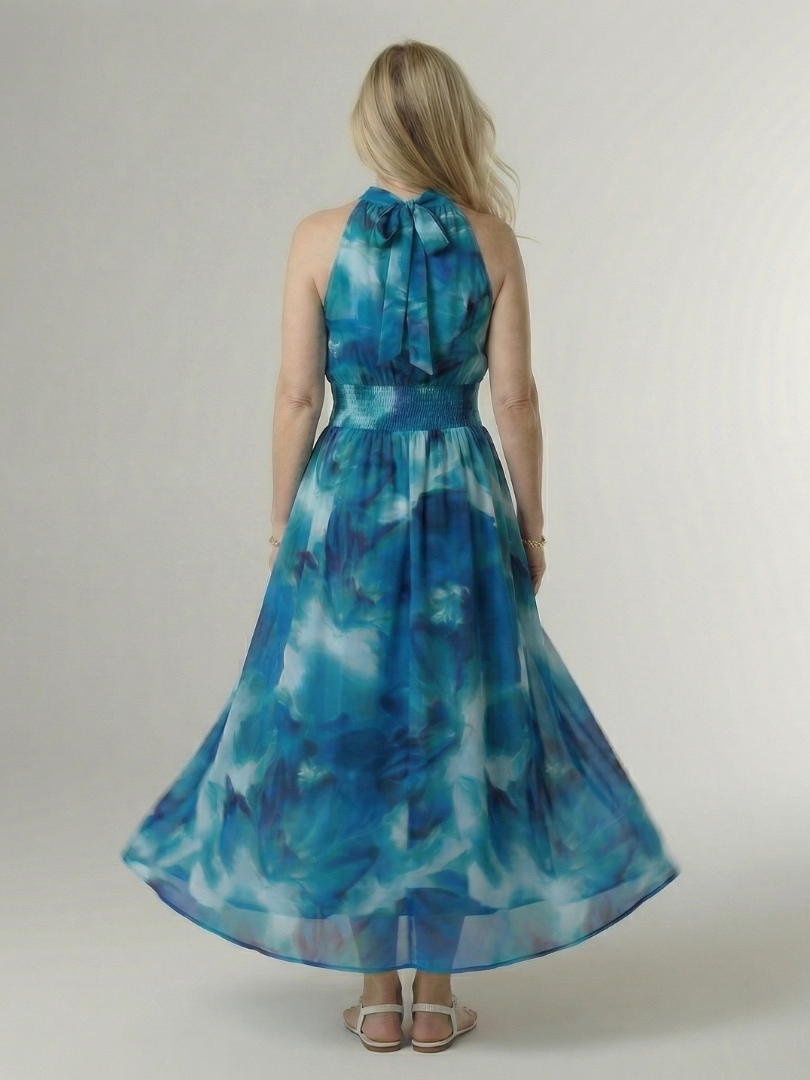 Blaues Halter-Midikleid, Rückansicht mit Bändchen-Schleife und weitem Faltenrock