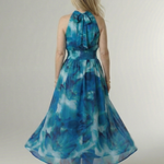 Blaues Halter-Midikleid, Rückansicht mit Bändchen-Schleife und weitem Faltenrock