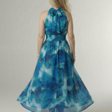 Blaues Halter-Midikleid, Rückansicht mit Bändchen-Schleife und weitem Faltenrock