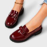 Bordeauxfarbene Loafer aus glänzendem Material mit Zierschnalle vorne und Blocksohle
