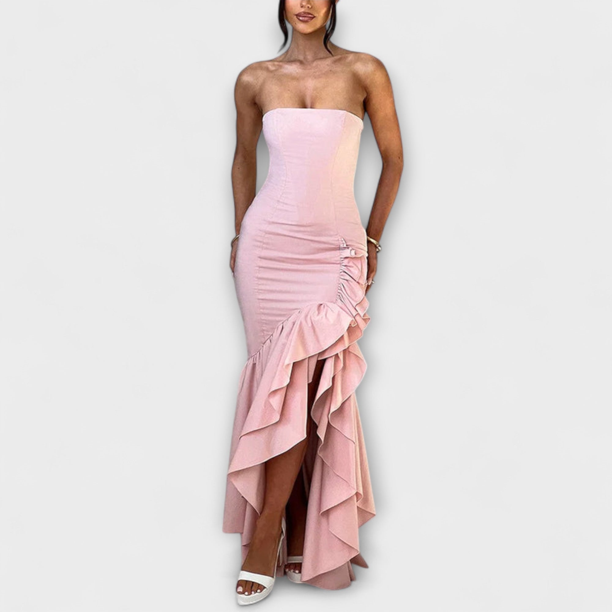 Schulterfreies Maxikleid in Rosa mit asymmetrischem Saum und Rüschen