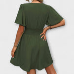 Grünes Kleid Rückansicht mit gerafftem Taillenbund und kurzem Glockenärmel