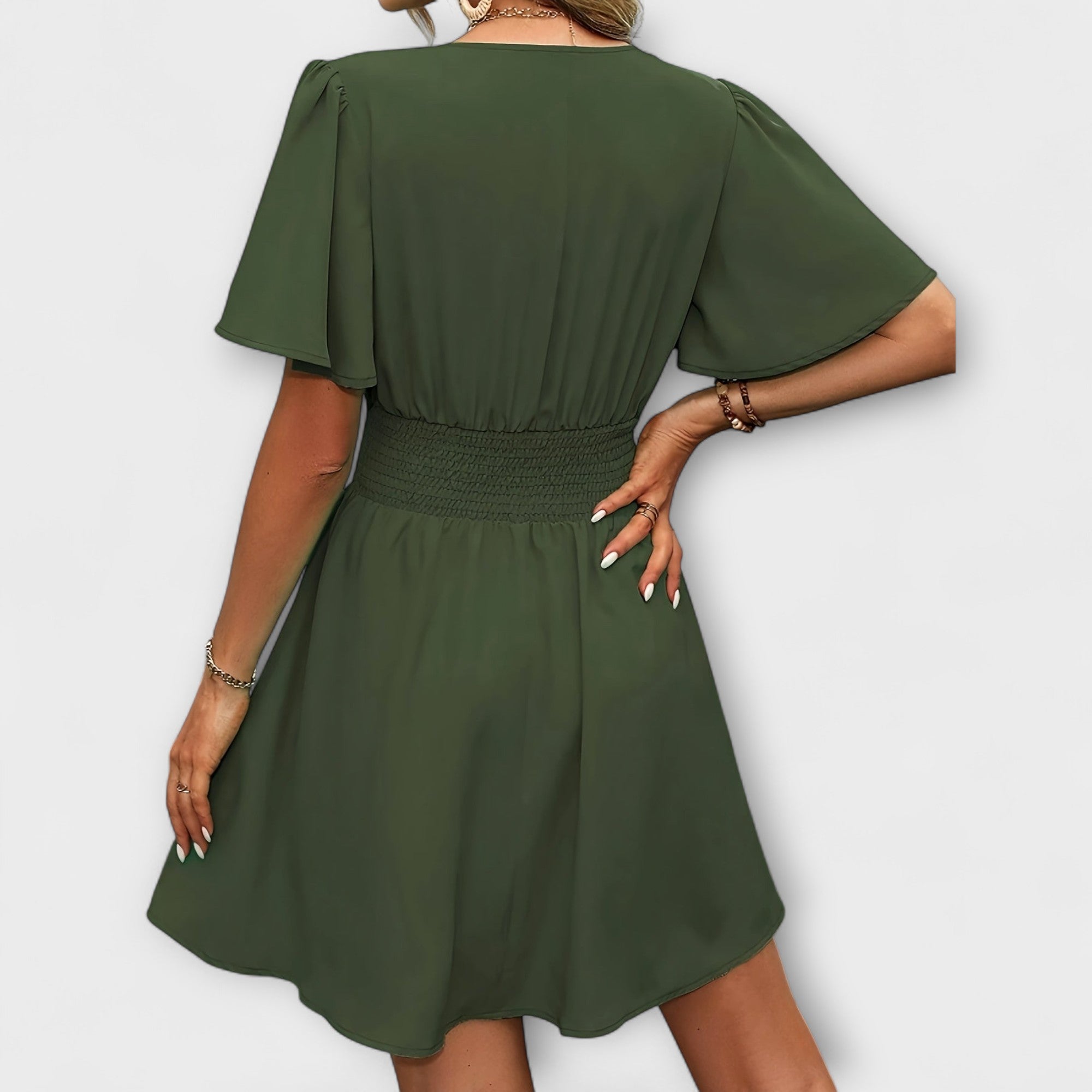 Grünes Kleid Rückansicht mit gerafftem Taillenbund und kurzem Glockenärmel