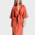 Rostbraunes Midikleid mit V-Ausschnitt und Bindegürtel, lockere Passform, halbe Ärmel