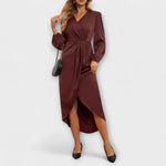 Schokoladenfarbenes Wickelkleid mit V-Ausschnitt, Taillenschnürung und Midi-Saum mit Schlitz